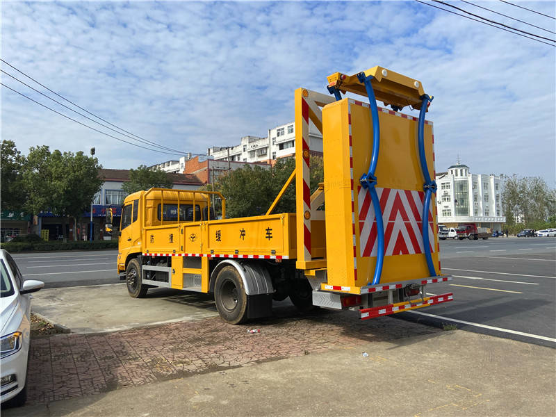 守護(hù)生命與安全的移動(dòng)屏障 100k高速專(zhuān)用防撞車(chē)、東風(fēng)安全防撞車(chē)、天錦防撞緩沖車(chē)與救護(hù)車(chē)的綜合解析